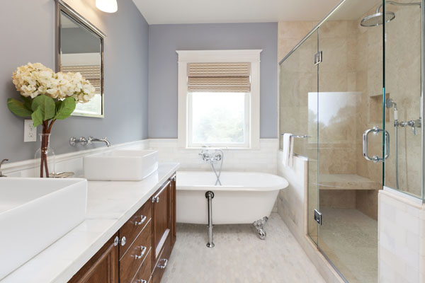 Совмещённая ванна с душевой и двумя раковинами - с покраской стен